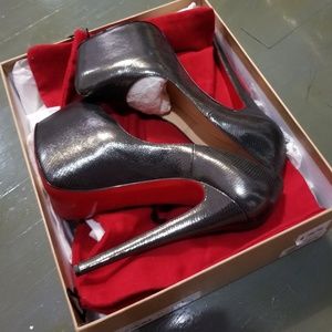 Christian Louboutin 37.5 Metallic Daff